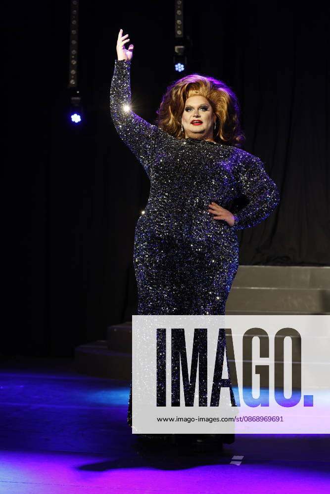 Herne, Revue Palast Ruhr: Press conference for the new show *Iconics*—a mix of travesty, drag, live singing, acrobatics, and dance. Aria Viderci in a dark dress.