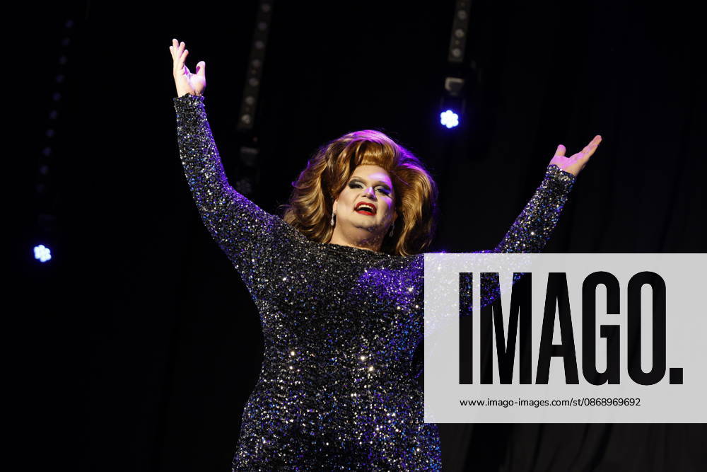 Herne, Revue Palast Ruhr: Press conference for the new show *Iconics*—a mix of travesty, drag, live singing, acrobatics, and dance. Aria Viderci in a dark dress.