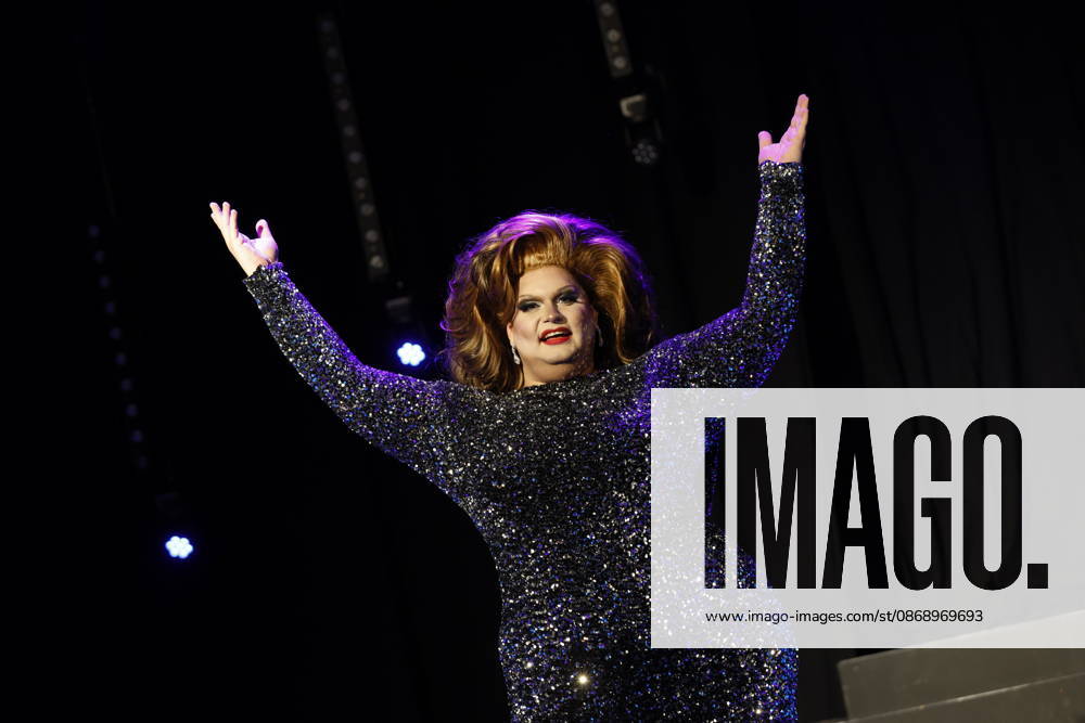 Herne, Revue Palast Ruhr: Press conference for the new show *Iconics*—a mix of travesty, drag, live singing, acrobatics, and dance. Aria Viderci in a dark dress.