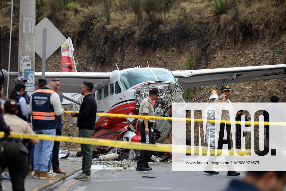 Shortly after noon, a light aircraft veered off the runway during airport operations. The plane ended up crashing outside the airport terminal and came to a stop on Hurtado de Mendoza Avenue, in the Milchichig ravine area. Preliminary reports identify the aircraft as a Cessna Grand Caravan EX belonging to Cuencana Airlines. Photo by Boris Romoleroux API 20261008 248488 6ac7fc0acf8b9 brr 1866