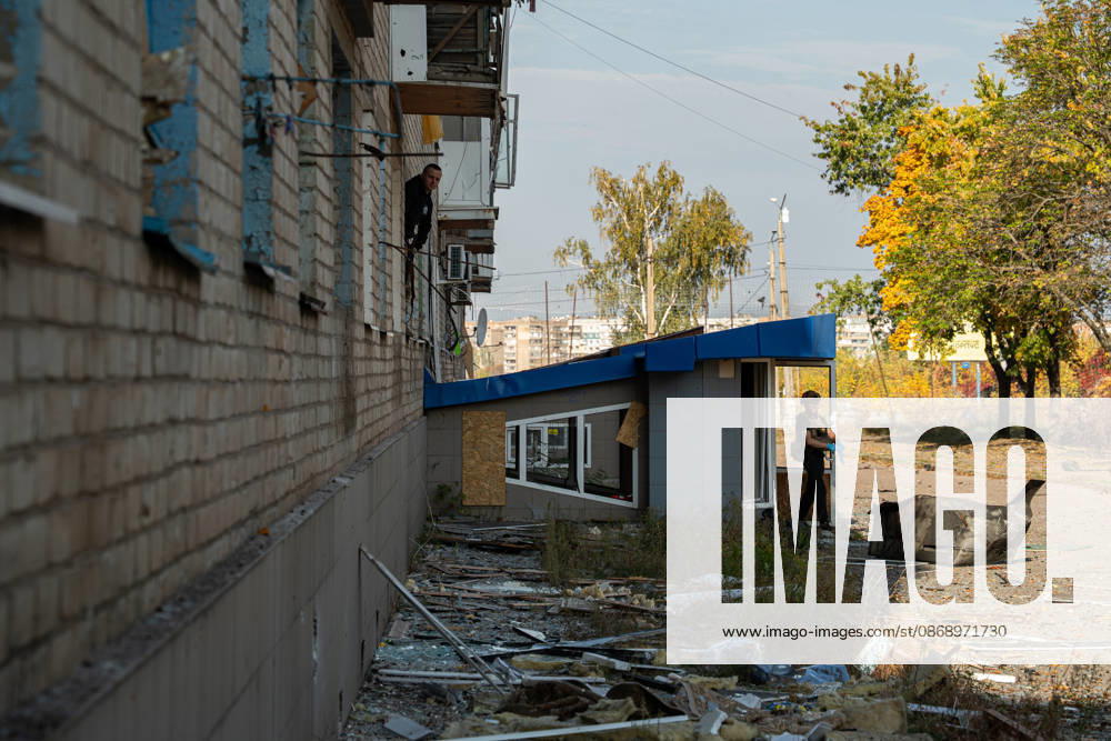 Russian Strike Hits Kramatorsk Buses Debris and broken windows surround a residential building near the site of a Russian strike in Kramatorsk, Donetsk region, Ukraine, on October 8, 2026. Ukrainian authorities said a Russian guided bomb struck two scheduled passenger buses in Kramatorsk at about 10:00. At least 30 people were killed and at least 18 wounded, while Ukraine s State Emergency Service later reported 33 deaths; public transport in Kramatorsk and nearby Sloviansk was suspended after the attack. Kramatorsk Donetsk Ukraine