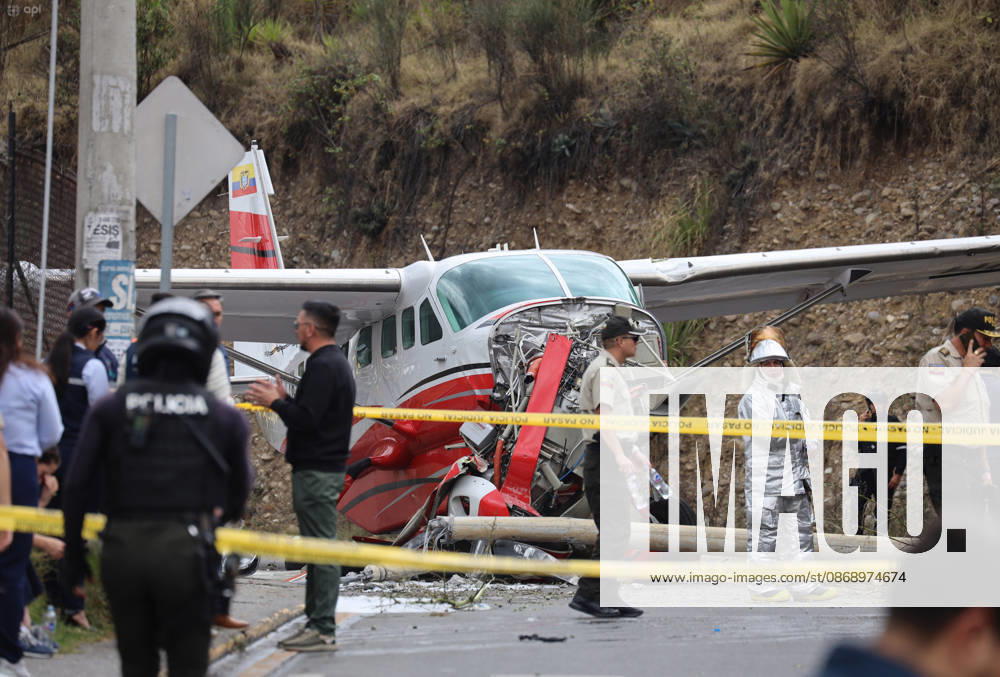 Shortly after noon, a light aircraft veered off the runway during airport operations. The plane ended up crashing outside the airport terminal and came to a stop on Hurtado de Mendoza Avenue, in the Milchichig ravine area. Preliminary reports identify the aircraft as a Cessna Grand Caravan EX belonging to Cuencana Airlines. Photo by Boris Romoleroux, API 20261008 248489 6ac802921b006 brr 1867