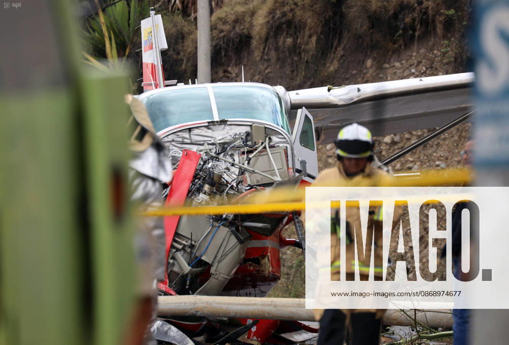 Shortly after noon, a light aircraft veered off the runway during airport operations. The plane ended up crashing outside the airport terminal and came to a stop on Hurtado de Mendoza Avenue, in the Milchichig ravine area. Preliminary reports identify the aircraft as a Cessna Grand Caravan EX belonging to Cuencana Airlines. Photo: Boris Romoleroux API 20261008 248490 6ac803164a698 brr 1852