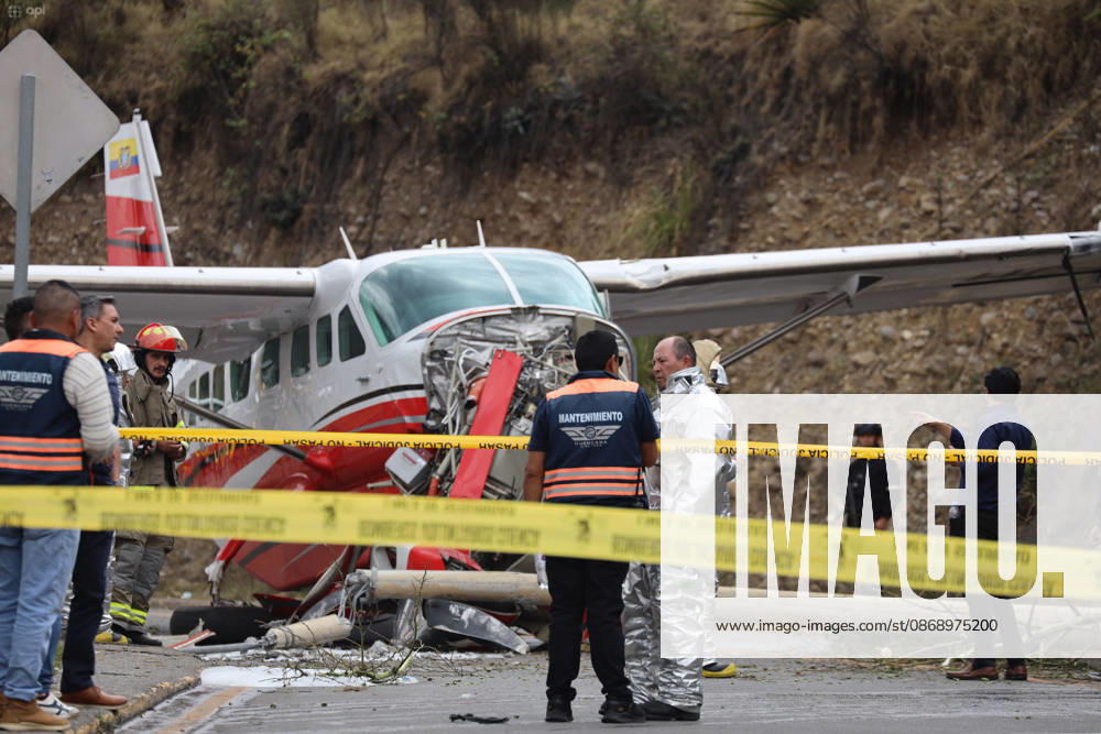Shortly after noon, a light aircraft veered off the runway during airport operations. The plane ended up crashing outside the airport terminal and came to a stop on Hurtado de Mendoza Avenue, in the Milchichig ravine area. Preliminary reports identify the aircraft as a Cessna Grand Caravan EX belonging to Cuencana Airlines. Photo: Boris Romoleroux API 20261008 248491 6ac803b8e2fff brr 1861