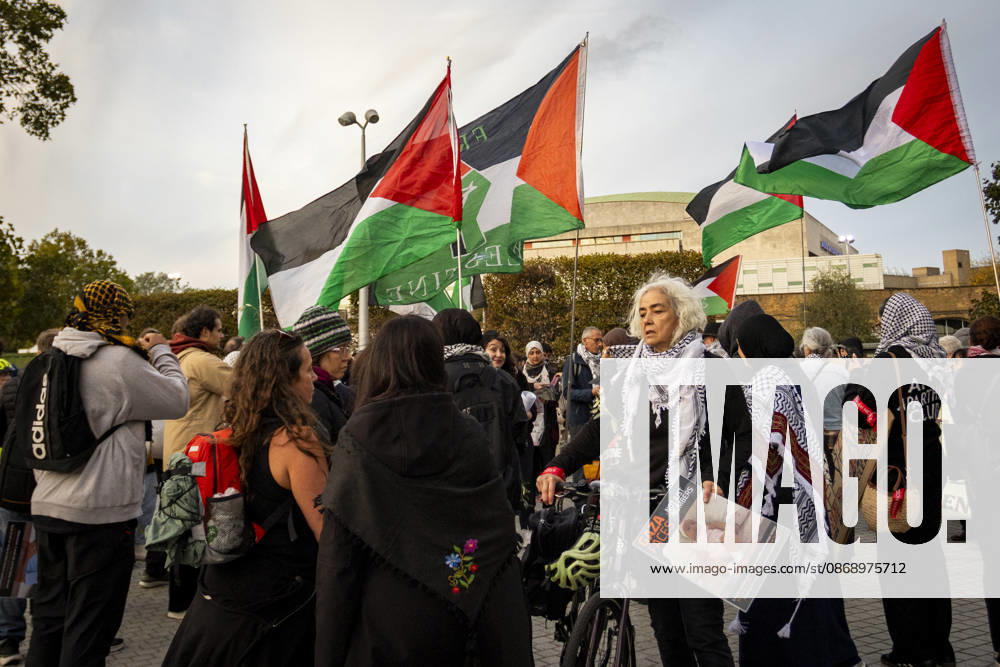 Pro-Palestine Silent Funeral Procession Central London, October 8, 2026 A pro-Palestine silent funeral procession took place in Central London, with demonstrators walking in silence to remember Palestinians killed in the conflict in Gaza. Participants carried Palestinian flags and placards, while some held a coffin and others carried effigies wrapped in burial shrouds, symbolising those killed in the conflict., Credit:Zak Irfan Avalon