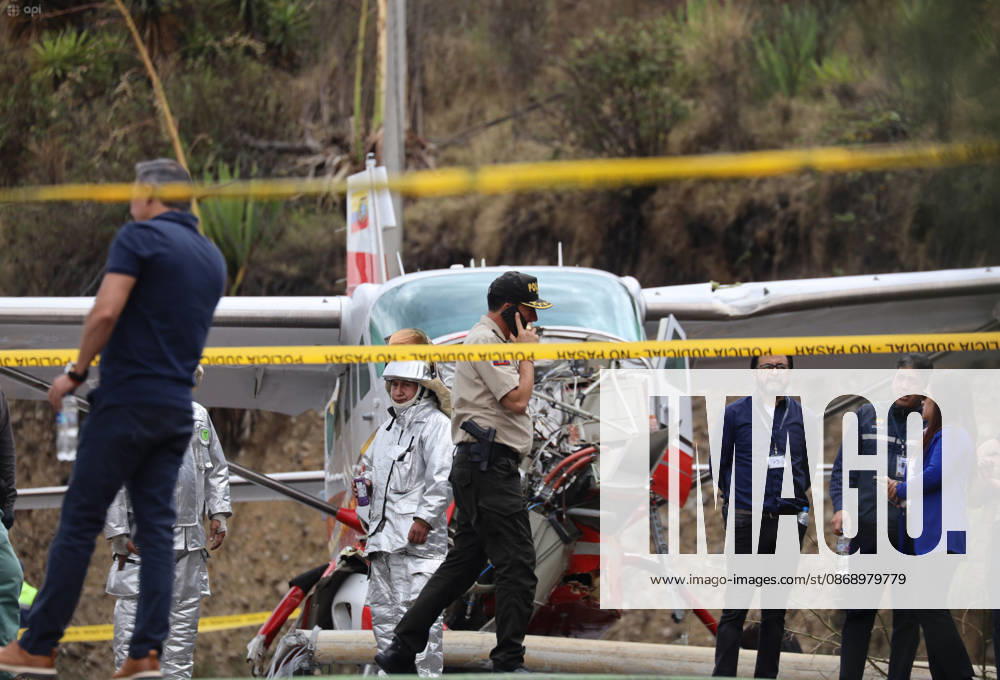 Shortly after noon, a light aircraft veered off the runway during airport operations. The plane ended up crashing outside the airport terminal and came to a stop on Hurtado de Mendoza Avenue, in the Milchichig ravine area. Preliminary reports identify the aircraft as a Cessna Grand Caravan EX belonging to Cuencana Airlines. Photo: Boris Romoleroux API 20261008 248492 6ac80ee9ab13d brr 1868