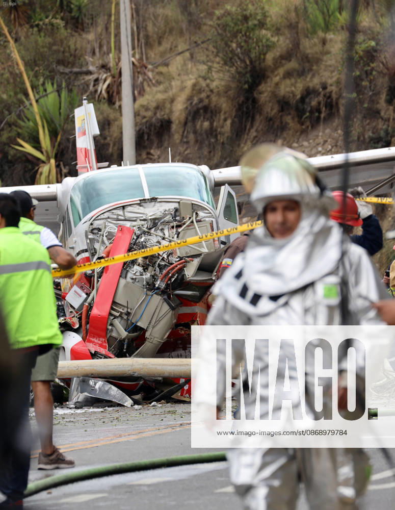 Shortly after noon, a light aircraft veered off the runway during airport operations. The plane ended up crashing outside the airport terminal and came to a stop on Hurtado de Mendoza Avenue, in the Milchichig ravine area. Preliminary reports identify the aircraft as a Cessna Grand Caravan EX belonging to Cuencana Airlines. Photo by Boris Romoleroux, API 20261008 248494 6ac80fea96ef1 brr 1850