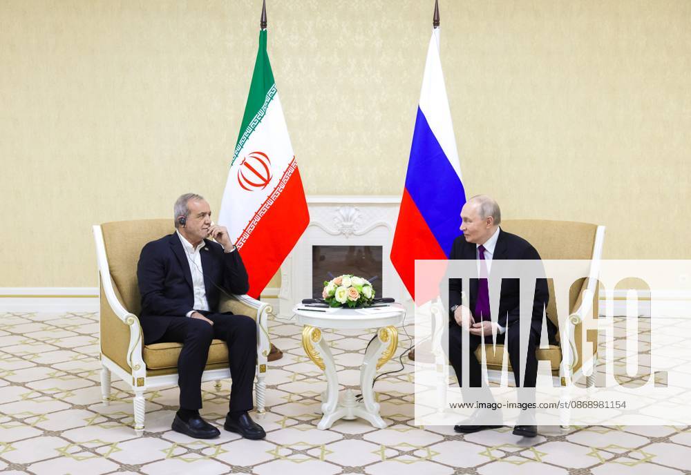 Turkmenistan Russia 9260830 08.10.2026 Iranian President Masoud Pezeshkian and Russian President Vladimir Putin shake hands before a meeting in Turkmenbashi, Turkmenistan. Gavriil Grigorov Sputnik Turkmenbashi Turkmenistan