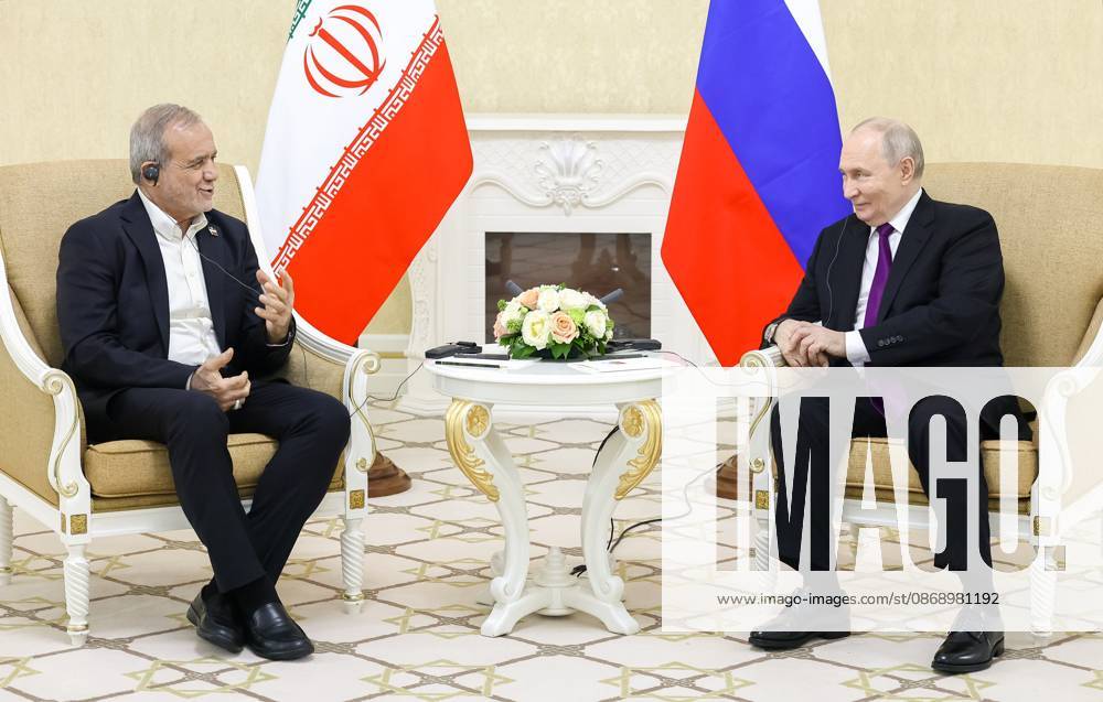 Turkmenistan Russia 9260828 08.10.2026 Iranian President Masoud Pezeshkian and Russian President Vladimir Putin shake hands before a meeting in Turkmenbashi, Turkmenistan. Vladimir Smirnov Sputnik Turkmenbashi Turkmenistan
