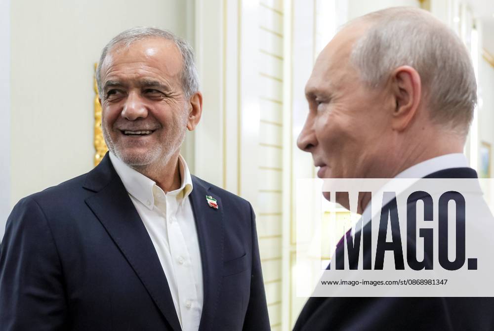 Turkmenistan Russia 9260838 08.10.2026 Iranian President Masoud Pezeshkian is welcomed by Russian President Vladimir Putin before a meeting in Turkmenbashi, Turkmenistan. Gavriil Grigorov Sputnik Turkmenbashi Turkmenistan
