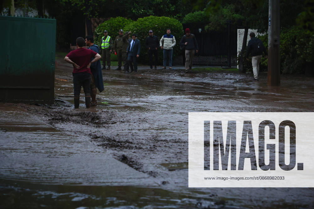 Santiago, October 8, 2026: A mudslide is affecting the area from San Carlos de Apoquindo to Los Dominicos in the Las Condes district, causing widespread damage and sweeping away vehicles and people. Dragomir Yankovic Aton, Chile, Santiago, Chile Aton 1197969