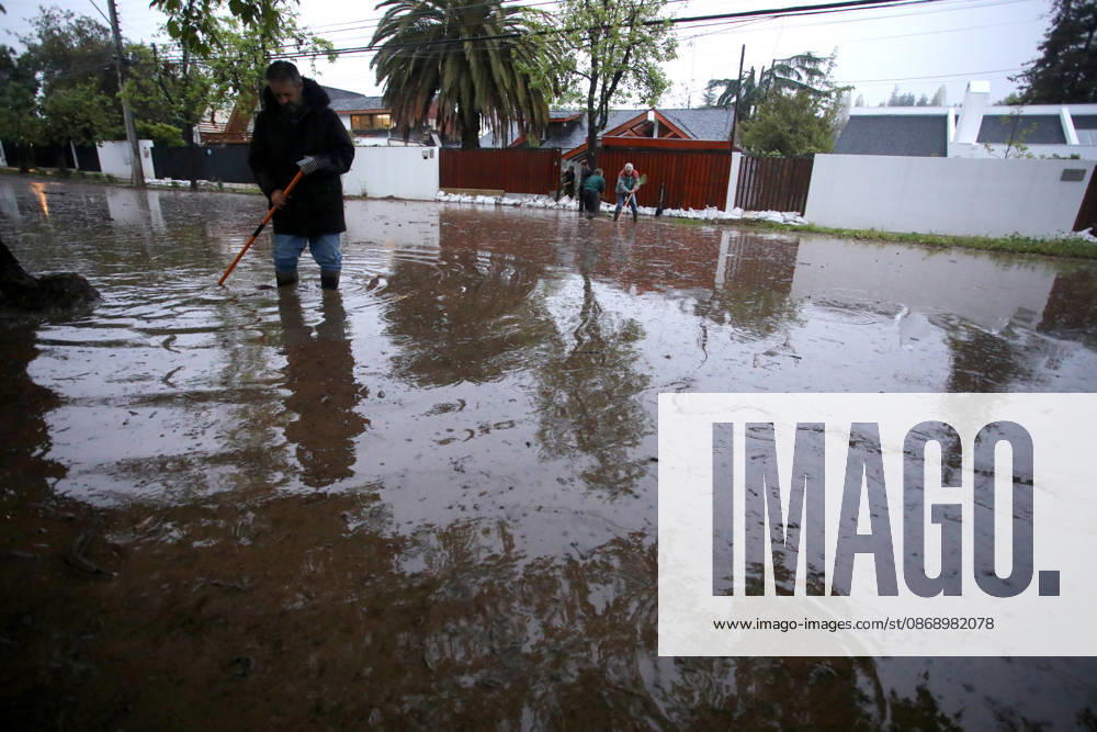 Santiago, October 8, 2026: A mudslide is affecting the area from San Carlos de Apoquindo to Los Dominicos in the Las Condes district, causing widespread damage and sweeping away vehicles and people. Jonnathan Oyarzun Aton Chile, Santiago, Chile Aton 1197987