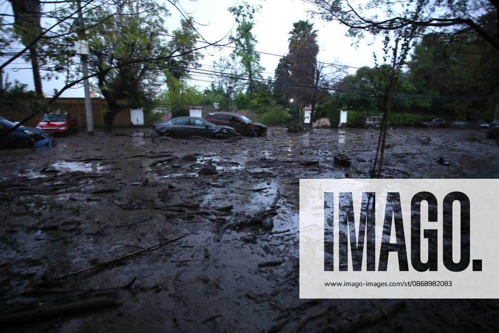 Santiago, October 8, 2026: A mudslide is affecting the area from San Carlos de Apoquindo to Los Dominicos in the Las Condes district, causing widespread damage and sweeping away vehicles and people. Jonnathan Oyarzun Aton Chile, Santiago, Chile Aton 1197986