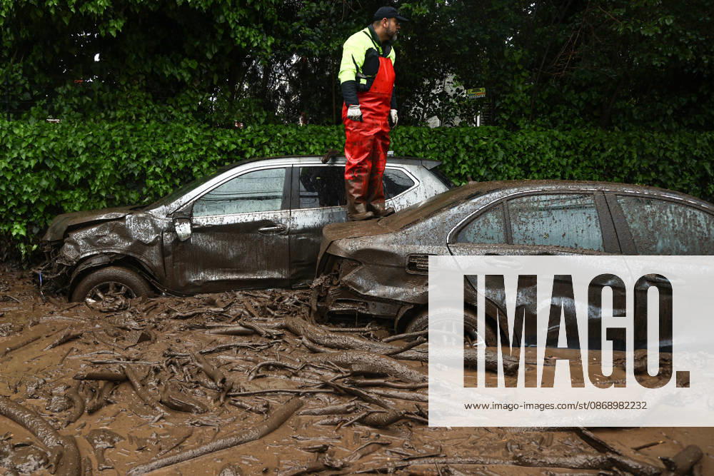 Mudslide hits eastern Santiago, Chile SANTIAGO, CHILE - OCTOBER 8: A barrage of water, mud and stones descended this Thursday afternoon through the San Carlos de Apoquindo sector, a sector in the east of Santiago, and swept away cars and public transport vehicles, in Santiago, Chile, on Thursday, October 8, 2026. Lucas Aguayo Araos Anadolu Santiago Chile. Editorial use only. Please get in touch for any other usage.