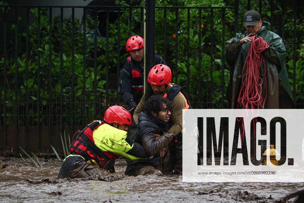 Mudslide hits eastern Santiago, Chile SANTIAGO, CHILE - OCTOBER 8: A barrage of water, mud and stones descended this Thursday afternoon through the San Carlos de Apoquindo sector, a sector in the east of Santiago, and swept away cars and public transport vehicles, in Santiago, Chile, on Thursday, October 8, 2026. Lucas Aguayo Araos Anadolu Santiago Chile. Editorial use only. Please get in touch for any other usage.