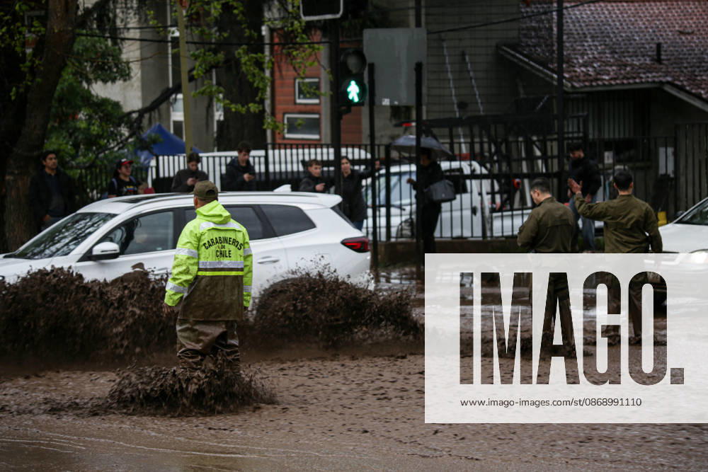 The overflowing of canals triggered a mudslide in the Las Condes district, sweeping away vehicles and leaving streets covered in mud after heavy rains hit Santiago. Santiago Chile - ZUMAu105 20261008_zip_u105_011
