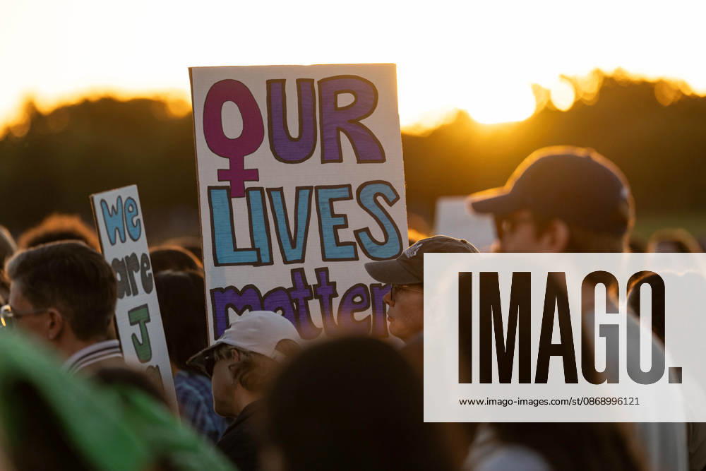 Demonstrators gather near the Washington Monument during a nationwide day of action against sexual violence in Washington. The demonstration is part of the â€oeI Am Jane Doe†movement supporting a former Cornell University student who alleges she was sexually assaulted by members of a fraternity in 2024. Lexington U.S. - ZUMAk206 20261008_znp_k206_036