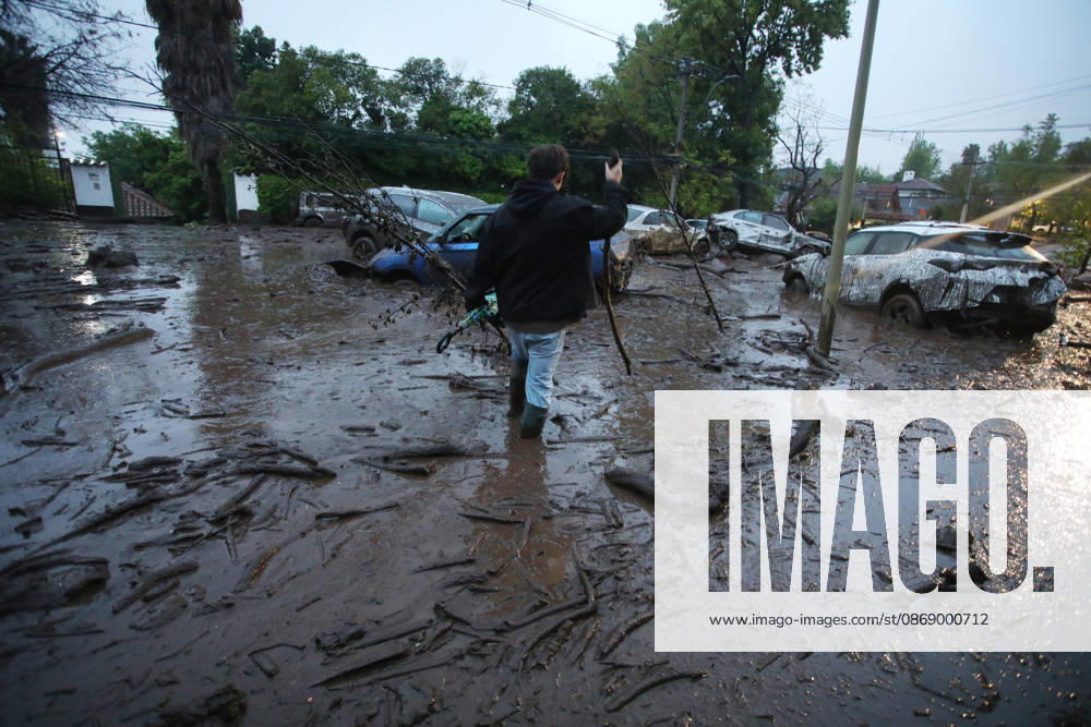 Santiago, October 8, 2026: A mudslide is affecting the area from San Carlos de Apoquindo to Los Dominicos in the Las Condes district, causing widespread damage and sweeping away vehicles and people. Jonnathan Oyarzun Aton, Chile, Santiago, Chile Aton 1198027