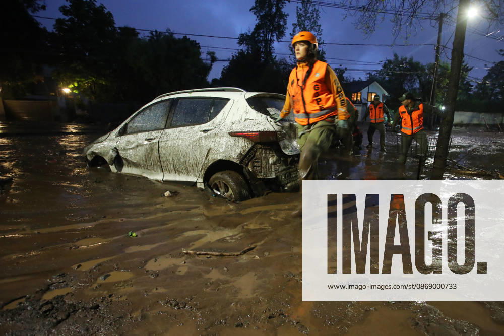 Santiago, October 8, 2026: A mudslide is affecting the area from San Carlos de Apoquindo to Los Dominicos in the Las Condes district, causing widespread damage and sweeping away vehicles and people. Jonnathan Oyarzun Aton Chile, Santiago, Chile Aton 1198020