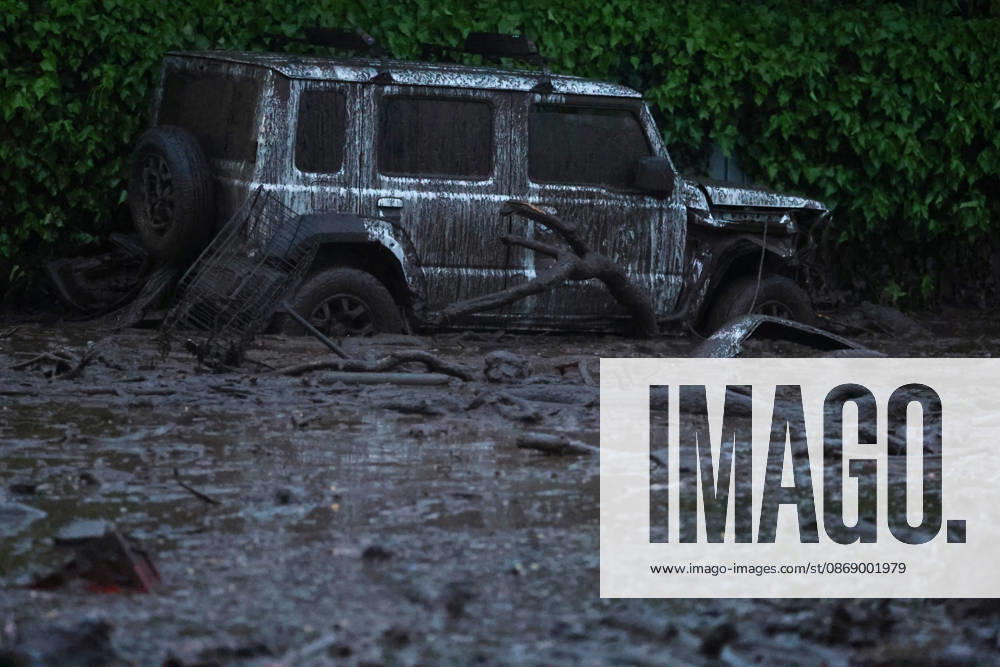 Santiago, October 8, 2026: A mudslide is affecting the area from San Carlos de Apoquindo to Los Dominicos in the Las Condes district, causing widespread damage and sweeping away vehicles and people. Jonnathan Oyarzun Aton Chile, Santiago, Chile Aton 1198034