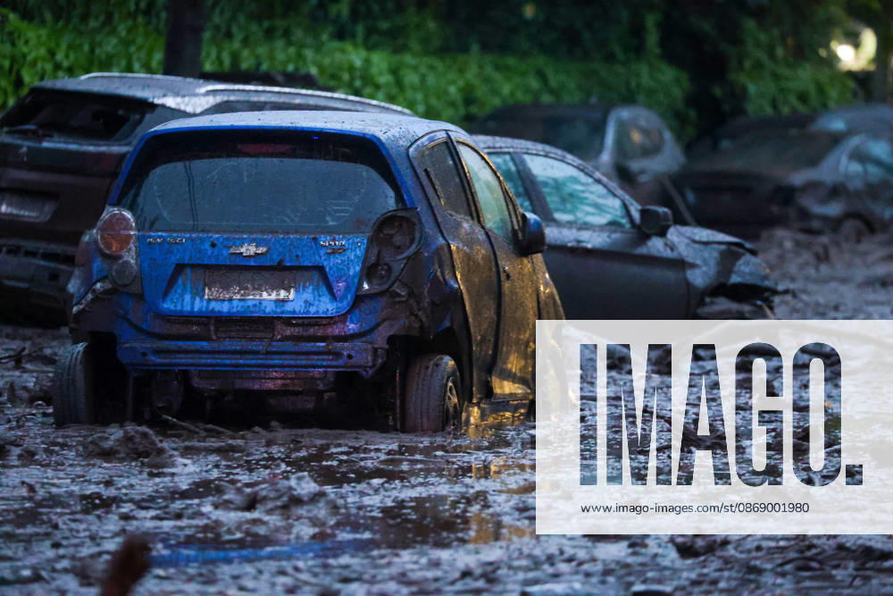Santiago, October 8, 2026: A mudslide is affecting the area from San Carlos de Apoquindo to Los Dominicos in the Las Condes district, causing widespread damage and sweeping away vehicles and people. Jonnathan Oyarzun Aton, Chile, Santiago, Chile Aton 1198035