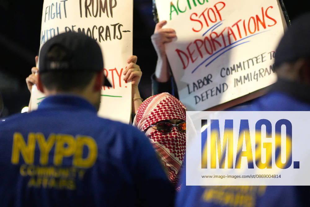 A person takes part in a protest against U.S. Immigration and Customs Enforcement (ICE) following a shooting in which a man was wounded by an ICE agent in New York, United States, 08 October 2026. Protest against ICE in New York !ACHTUNG: NUR REDAKTIONELLE NUTZUNG!