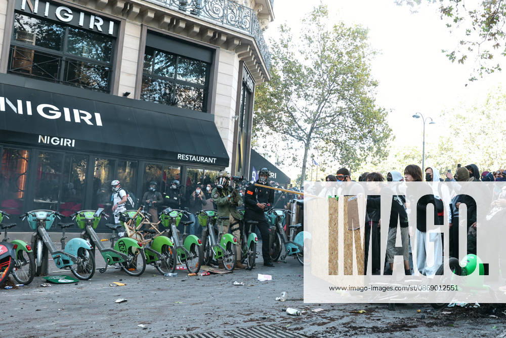 High School And University Student Protest - Paris Protesters are taking cover behind a barricade, during a nationwide youth demonstration. Nationwide mobilization by high school and university students calling for better teaching and study conditions, increased funding and staffing, an end to overcrowded classrooms and deteriorating infrastructure, and improved access to education, amidst concerns over social inequalities and student financial insecurity in Paris, France, October 8, 2026. Photo by Christophe Michel ABACAPRESS.COM Paris ILE DE FRANCE France