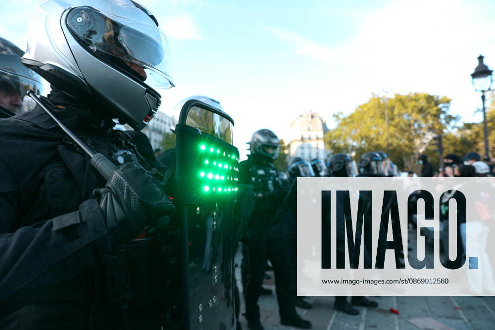 High School And University Student Protest - Paris A CRS riot police squad is preparing to charge to disperse the protesters, during a nationwide youth demonstration. Nationwide mobilization by high school and university students calling for better teaching and study conditions, increased funding and staffing, an end to overcrowded classrooms and deteriorating infrastructure, and improved access to education, amidst concerns over social inequalities and student financial insecurity in Paris, France, October 8, 2026. Photo by Christophe Michel ABACAPRESS.COM Paris ILE DE FRANCE France