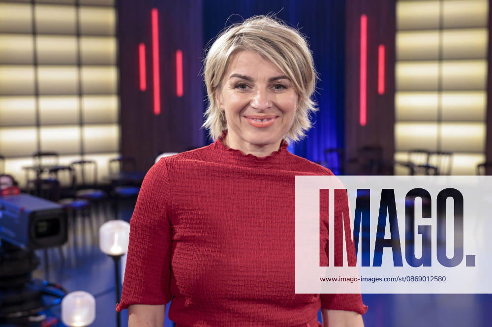 Sabine Heinrich during the taping of the WDR talk show Kölner Treff at WDR Studio BS 3 in Cologne, October 8, 2026 Foto:xR.xSchmiegeltx xFuturexImagex koelner_treff0810_6007