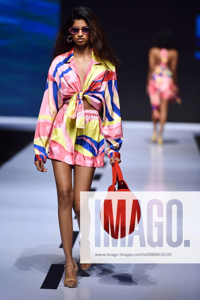 (261009) -- COLOMBO, Oct. 9, 2026 -- A model presents a creation during the Mercedes-Benz Fashion Week Sri Lanka in Colombo, Sri Lanka on Oct. 8, 2026. The event is held here from Oct. 7 to 11. (Photo by Xinhua) SRI LANKA-COLOMBO-FASHION WEEK GayanxSameera