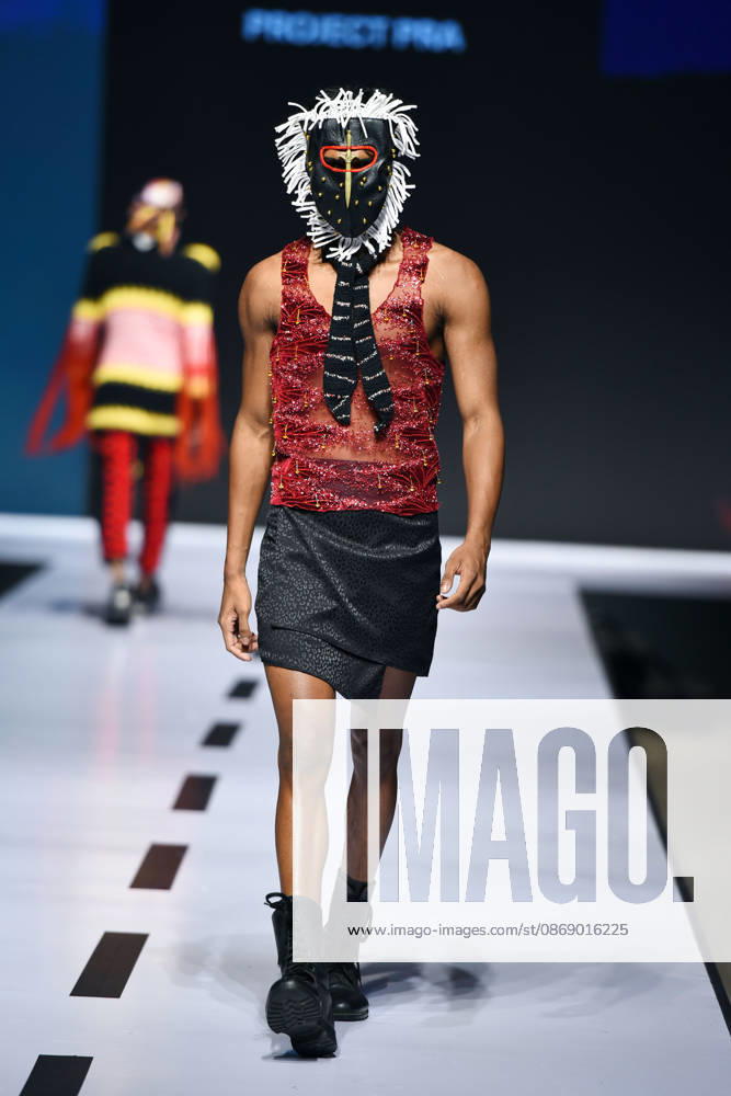 (261009) -- COLOMBO, Oct. 9, 2026 -- A model presents a creation during the Mercedes-Benz Fashion Week Sri Lanka in Colombo, Sri Lanka on Oct. 8, 2026. The event is held here from Oct. 7 to 11. (Photo by Xinhua) SRI LANKA-COLOMBO-FASHION WEEK GayanxSameera