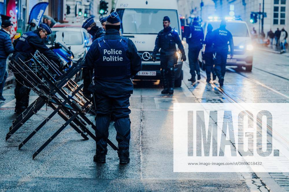 Police puts up a roadblock at the headquarters of conservative Flemish nationalist party N-VA, during a national manifestation against the Federal Government s budgetary measures, under the Keep your hands out of our pockets! (Blijf uit onze zakken! - Pas dans nos poches) moniker, organised by the trade unions on Friday 9 October 2026 in Brussels. EMILExWINDAL 189215945