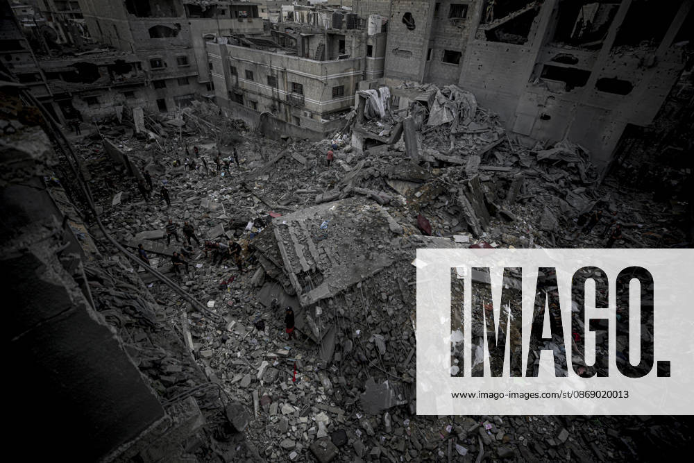 Israeli army continues its attacks on Gaza despite the ceasefire GAZA CITY, PALESTINE - OCTOBER 9: A general view of the destruction as Palestinian civilians and emergency responders search through the debris of damaged residential buildings following an Israeli military airstrike in the Sabra neighborhood, south of Gaza City, Palestine on October 9, 2026. Multiple dead and wounded, including women and children, were reported as rescue teams worked under severe resource shortages to extract survivors from beneath destroyed structures. Saeed M. M. T. Jaras Anadolu Gaza City Gaza. Editorial use only. Please get in touch for any other usage.