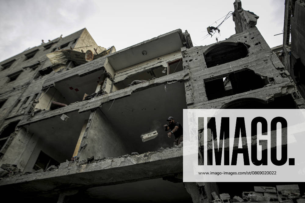 Israeli army continues its attacks on Gaza despite the ceasefire GAZA CITY, PALESTINE - OCTOBER 9: Palestinian civilians and emergency responders search through the debris of damaged residential buildings following an Israeli military airstrike in the Sabra neighborhood, south of Gaza City, Palestine on October 9, 2026. Multiple dead and wounded, including women and children, were reported as rescue teams worked under severe resource shortages to extract survivors from beneath destroyed structures. Saeed M. M. T. Jaras Anadolu Gaza City Gaza. Editorial use only. Please get in touch for any other usage.