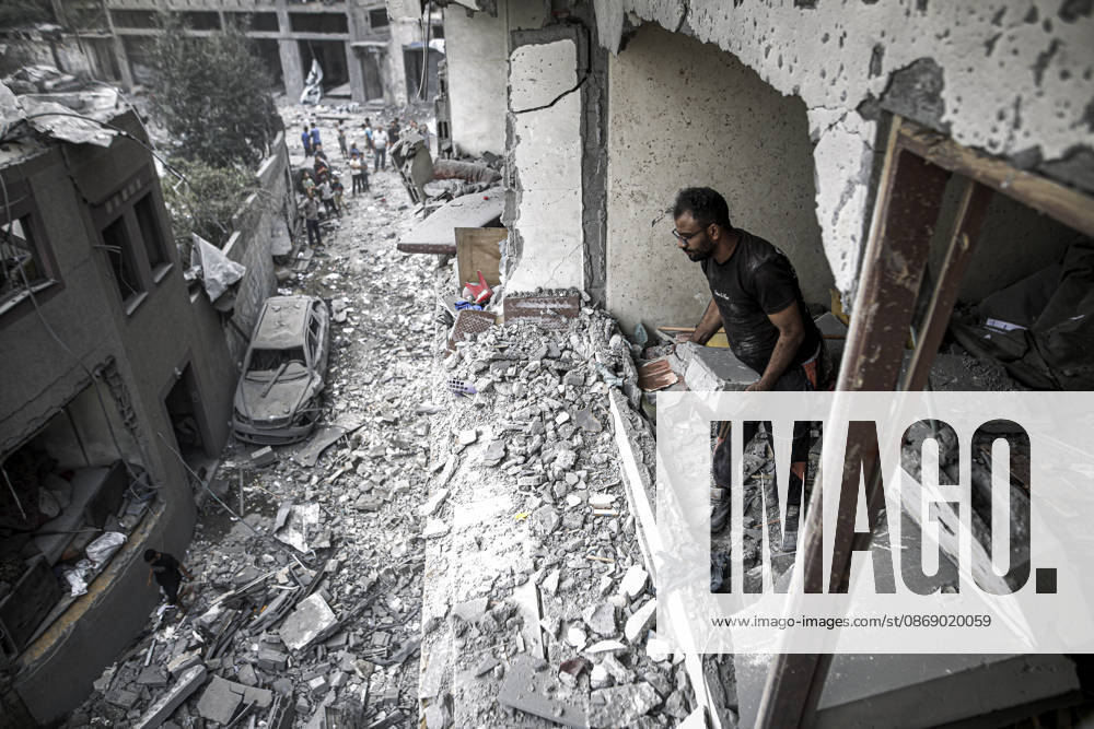 Israeli army continues its attacks on Gaza despite the ceasefire GAZA CITY, PALESTINE - OCTOBER 9: Palestinian civilians and emergency responders search through the debris of damaged residential buildings following an Israeli military airstrike in the Sabra neighborhood, south of Gaza City, Palestine on October 9, 2026. Multiple dead and wounded, including women and children, were reported as rescue teams worked under severe resource shortages to extract survivors from beneath destroyed structures. Saeed M. M. T. Jaras Anadolu Gaza City Gaza. Editorial use only. Please get in touch for any other usage.