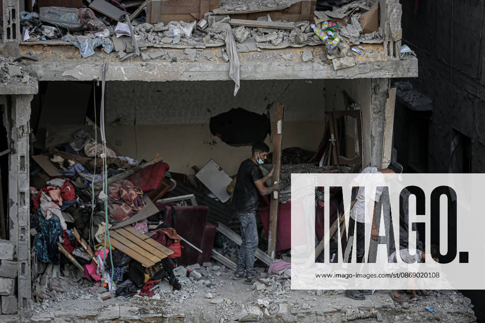 Israeli army continues its attacks on Gaza despite the ceasefire GAZA CITY, PALESTINE - OCTOBER 9: Palestinian civilians and emergency responders search through the debris of damaged residential buildings following an Israeli military airstrike in the Sabra neighborhood, south of Gaza City, Palestine on October 9, 2026. Multiple dead and wounded, including women and children, were reported as rescue teams worked under severe resource shortages to extract survivors from beneath destroyed structures. Saeed M. M. T. Jaras Anadolu Gaza City Gaza. Editorial use only. Please get in touch for any other usage.
