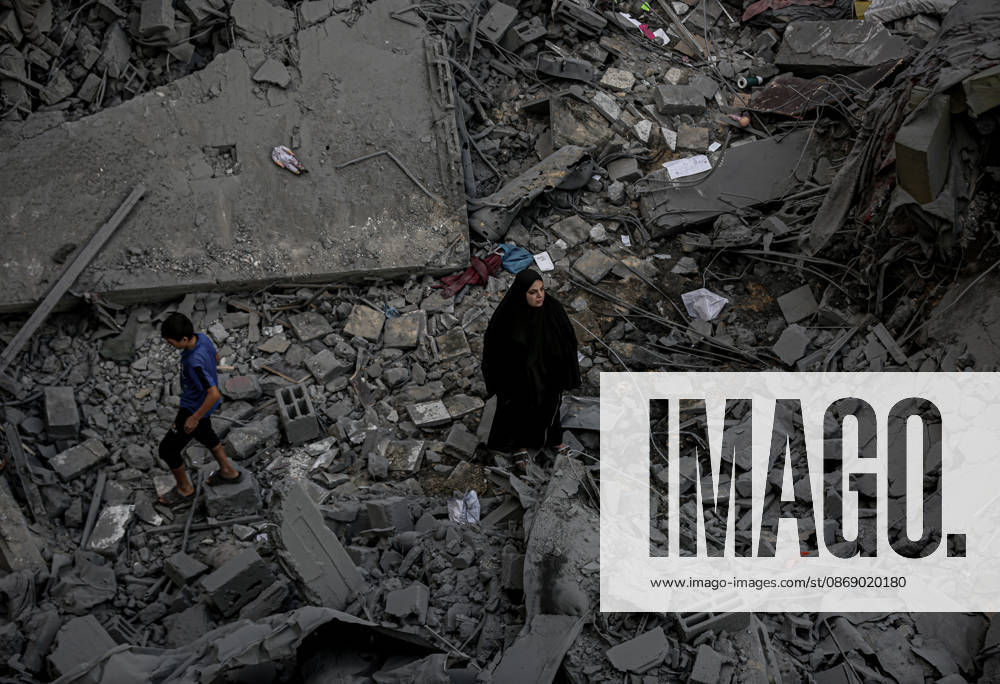 Israeli army continues its attacks on Gaza despite the ceasefire GAZA CITY, PALESTINE - OCTOBER 9: Palestinian civilians and emergency responders search through the debris of damaged residential buildings following an Israeli military airstrike in the Sabra neighborhood, south of Gaza City, Palestine on October 9, 2026. Multiple dead and wounded, including women and children, were reported as rescue teams worked under severe resource shortages to extract survivors from beneath destroyed structures. Saeed M. M. T. Jaras Anadolu Gaza City Gaza. Editorial use only. Please get in touch for any other usage.
