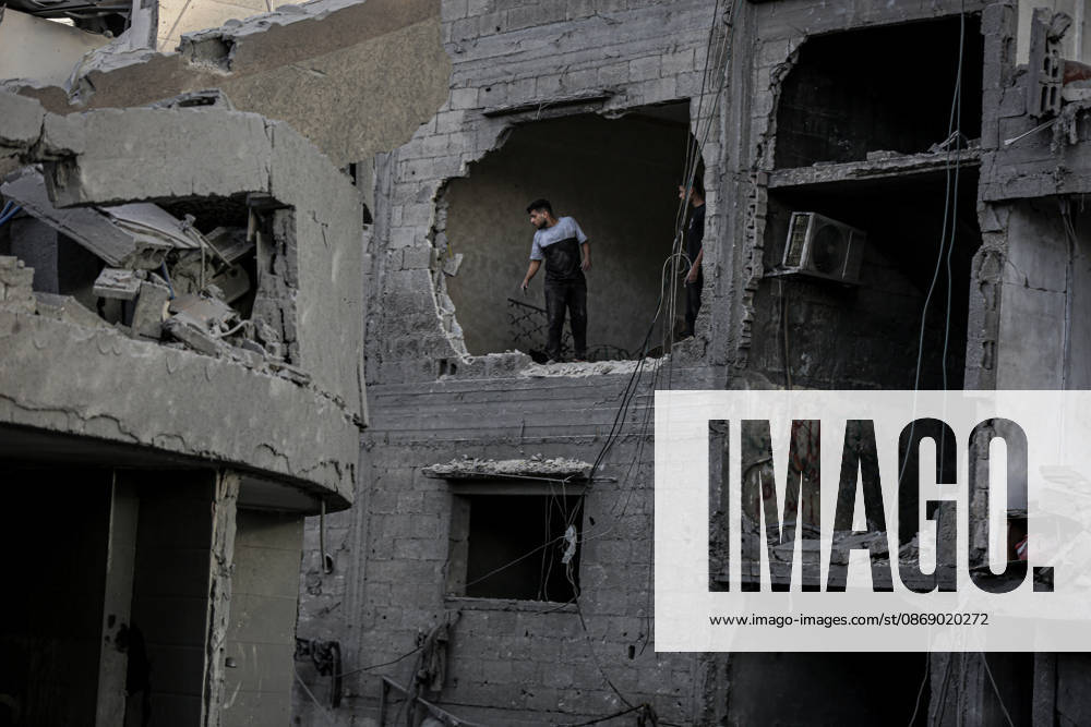 Israeli army continues its attacks on Gaza despite the ceasefire GAZA CITY, PALESTINE - OCTOBER 9: Palestinian civilians and emergency responders search through the debris of damaged residential buildings following an Israeli military airstrike in the Sabra neighborhood, south of Gaza City, Palestine on October 9, 2026. Multiple dead and wounded, including women and children, were reported as rescue teams worked under severe resource shortages to extract survivors from beneath destroyed structures. Saeed M. M. T. Jaras Anadolu Gaza City Gaza. Editorial use only. Please get in touch for any other usage.