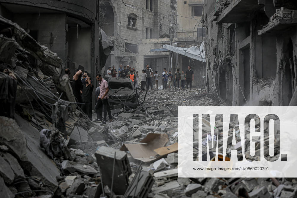 Israeli army continues its attacks on Gaza despite the ceasefire GAZA CITY, PALESTINE - OCTOBER 9: Palestinian civilians and emergency responders search through the debris of damaged residential buildings following an Israeli military airstrike in the Sabra neighborhood, south of Gaza City, Palestine on October 9, 2026. Multiple dead and wounded, including women and children, were reported as rescue teams worked under severe resource shortages to extract survivors from beneath destroyed structures. Saeed M. M. T. Jaras Anadolu Gaza City Gaza. Editorial use only. Please get in touch for any other usage.