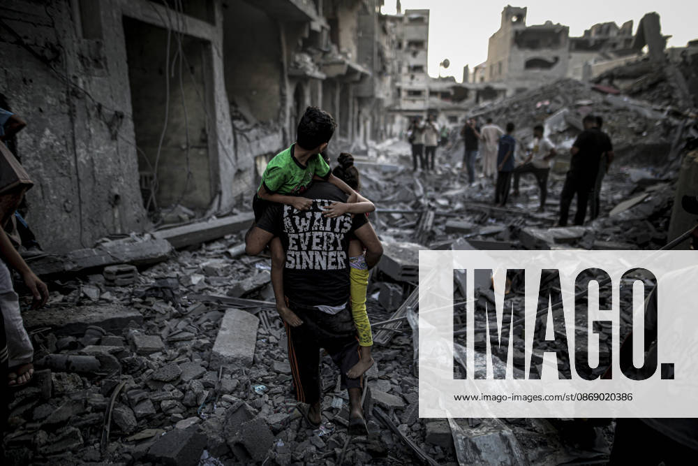 Israeli army continues its attacks on Gaza despite the ceasefire GAZA CITY, PALESTINE - OCTOBER 9: Palestinian civilians and emergency responders search through the debris of damaged residential buildings following an Israeli military airstrike in the Sabra neighborhood, south of Gaza City, Palestine on October 9, 2026. Multiple dead and wounded, including women and children, were reported as rescue teams worked under severe resource shortages to extract survivors from beneath destroyed structures. Saeed M. M. T. Jaras Anadolu Gaza City Gaza. Editorial use only. Please get in touch for any other usage.