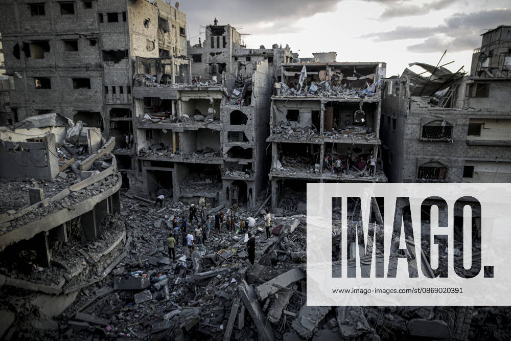 Israeli army continues its attacks on Gaza despite the ceasefire GAZA CITY, PALESTINE - OCTOBER 9: A general view of the destruction as Palestinian civilians and emergency responders search through the debris of damaged residential buildings following an Israeli military airstrike in the Sabra neighborhood, south of Gaza City, Palestine on October 9, 2026. Multiple dead and wounded, including women and children, were reported as rescue teams worked under severe resource shortages to extract survivors from beneath destroyed structures. Saeed M. M. T. Jaras Anadolu Gaza City Gaza. Editorial use only. Please get in touch for any other usage.