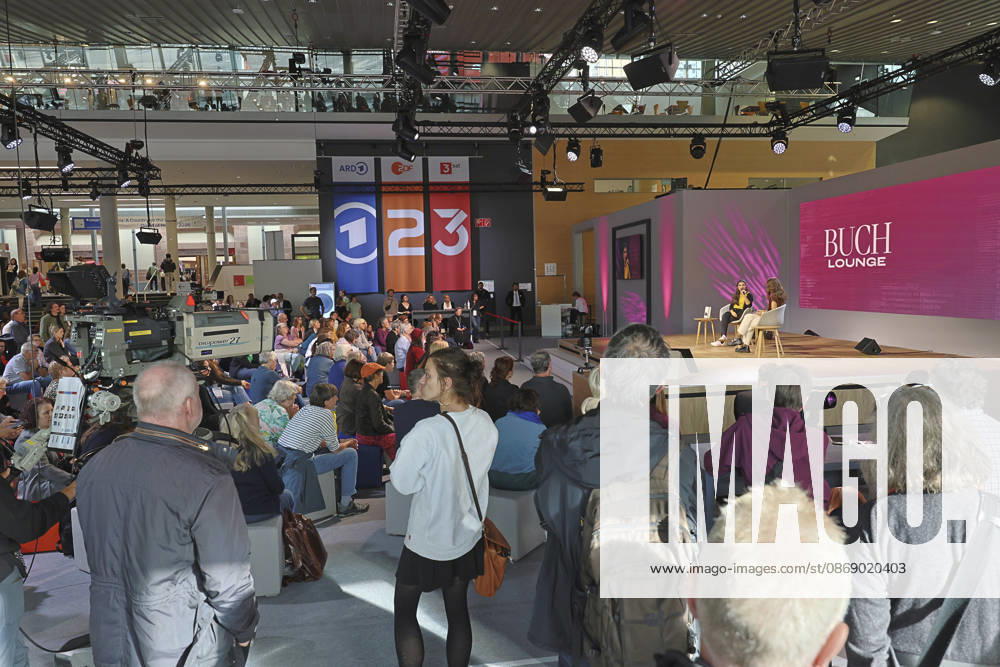 Frankfurt Impressions 08 10 2026 The 78th Frankfurt Book Fair provides a stage for many things here: the Literature Stage, ARD Kultur, the Book Lounge, and the German Book Prize. Winner Shida Bazyar discusses her book *Die Lücken* with host Mona Ameziane. Frankfurt am Main, Hesse, Germany