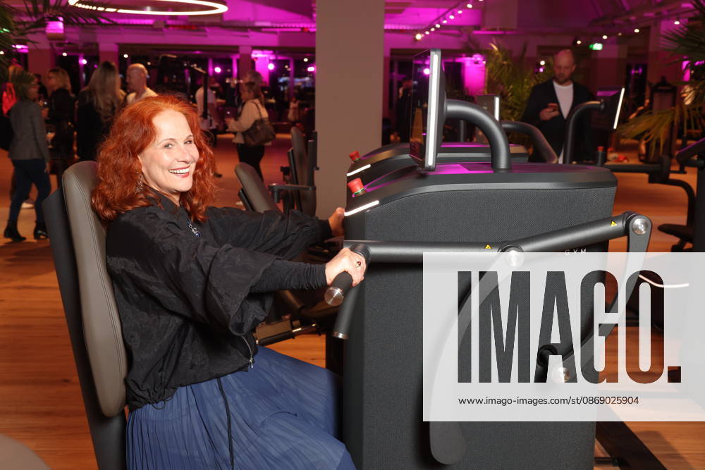 Actress Christiane Leuchtmann: Fitness Equipment Instead of the Red Carpet—The Sports Club’s 20th fitness center opened in Hamburg’s Poppenbüttel district, and celebrity guests immediately tried out the fitness and wellness equipment, including the ladies’ area, saunas, and relaxation pool, spread across 5,000 square meters, Hamburg