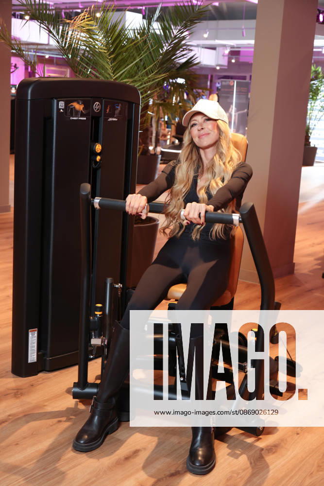 Jenny Elvers, slimmer than ever, also cut a fine figure on the fitness equipment, Fitness equipment instead of the red carpet: The Sports Club’s 20th gym opened in Hamburg-Poppenbüttel, and celebrity guests immediately tried out the fitness and wellness equipment—including the ladies’ area, saunas, and relaxation pool—across 5,000 square meters of space. Hamburg