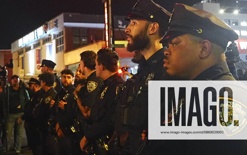 Protesters rally after ICE shooting of New York man in car with child inside NEW YORK, UNITED STATES - OCTOBER 08: Protesters rally after an Immigration and Customs Enforcement (ICE) agent shot a man as he sat in a car with a child inside on October 8, 2026, in New York City, U.S. Selcuk Acar Anadolu New York United States. Editorial use only. Please get in touch for any other usage.