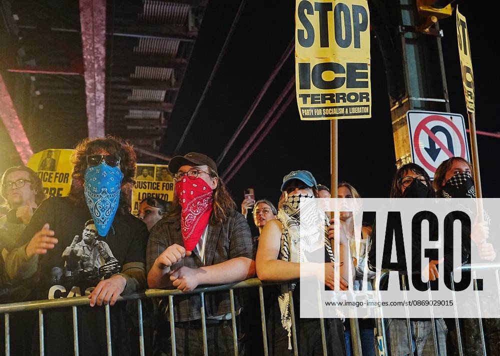 Protesters rally after ICE shooting of New York man in car with child inside NEW YORK, UNITED STATES - OCTOBER 08: Protesters rally after an Immigration and Customs Enforcement (ICE) agent shot a man as he sat in a car with a child inside on October 8, 2026, in New York City, U.S. Selcuk Acar Anadolu New York United States. Editorial use only. Please get in touch for any other usage.