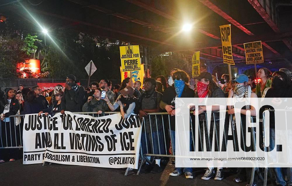Protesters rally after ICE shooting of New York man in car with child inside NEW YORK, UNITED STATES - OCTOBER 08: Protesters rally after an Immigration and Customs Enforcement (ICE) agent shot a man as he sat in a car with a child inside on October 8, 2026, in New York City, U.S. Selcuk Acar Anadolu New York United States. Editorial use only. Please get in touch for any other usage.