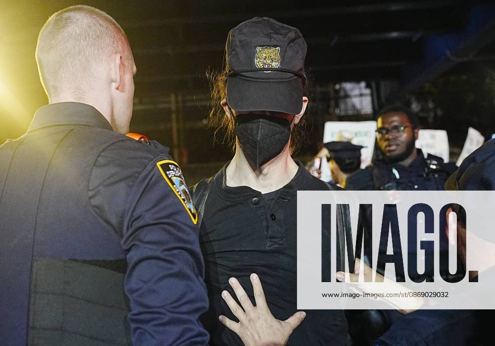 Protesters rally after ICE shooting of New York man in car with child inside NEW YORK, UNITED STATES - OCTOBER 08: Some protesters get detained during a rally after an Immigration and Customs Enforcement (ICE) agent shot a man as he sat in a car with a child inside on October 8, 2026, in New York City, U.S. Selcuk Acar Anadolu New York United States. Editorial use only. Please get in touch for any other usage.