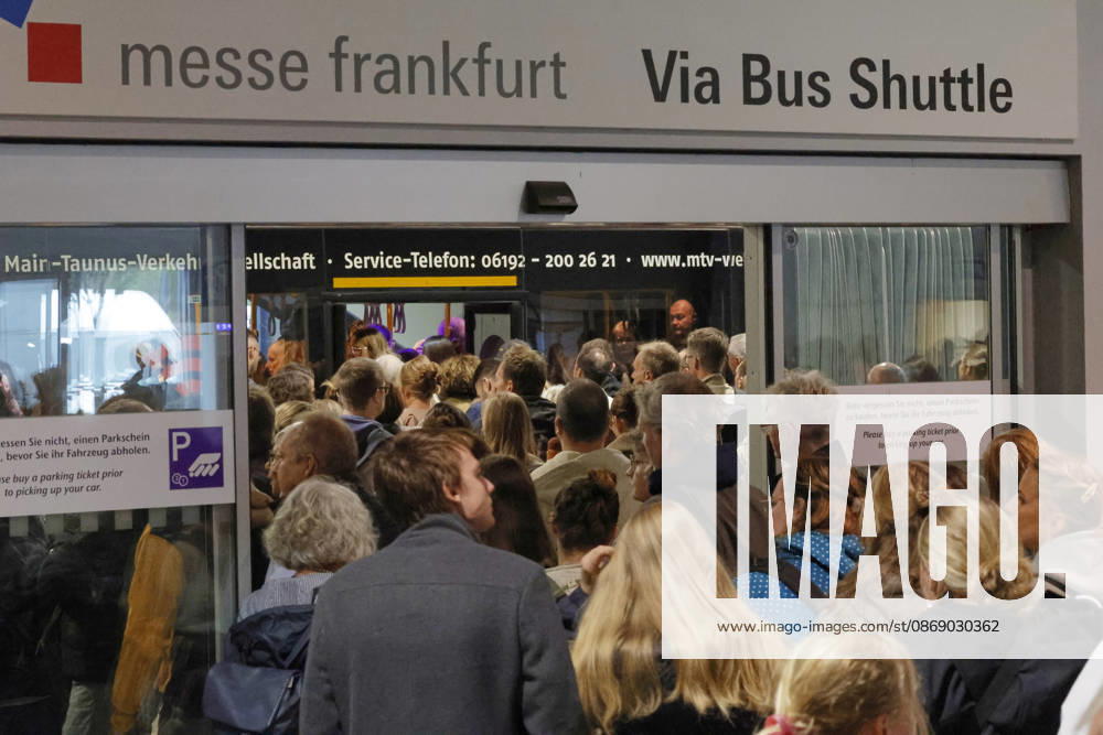 Frankfurt Impressions 09 10 2026 The 78th Frankfurt Book Fair opens its doors to all visitors today; large crowds at the bus stop near the Rebstockgelände parking garage, Frankfurt am Main, Hesse, Germany