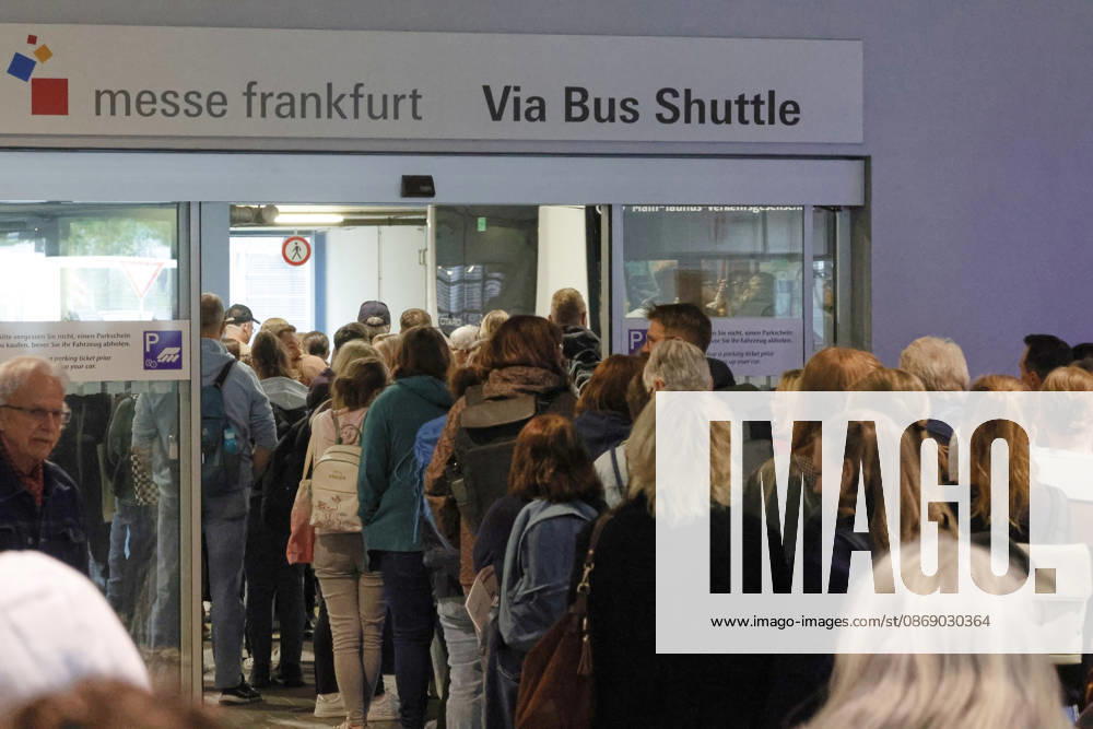 Frankfurt Impressions 09 10 2026 The 78th Frankfurt Book Fair opens its doors to all visitors today; large crowds at the bus stop near the Rebstockgelände parking garage, Frankfurt am Main, Hesse, Germany